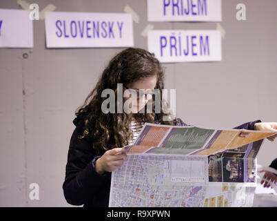 Madrid, Spagna. 28 dicembre, 2018. Un giovane pellegrino legge una mappa per vedere dove si deve andare dopo la registrazione. Circa 15.000 giovani pellegrini provenienti da tutta Europa e oltre sono arrivati a Madrid in Spagna per l annuale Incontro europeo dei giovani di Taizé ecumenico comunità. L incontro di preghiera e di meditazione è tenuta sotto il motto "pellegrinaggio di fiducia sulla terra " per il 41volta quest'anno. Credito: Michael Debets/Pacific Press/Alamy Live News Foto Stock