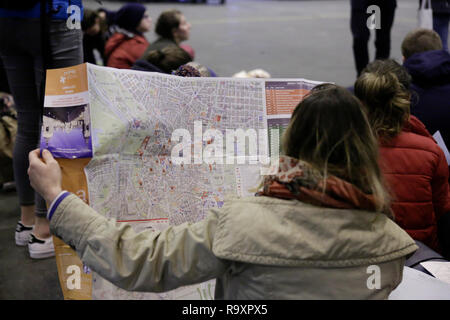 Madrid, Spagna. 28 dicembre, 2018. Un giovane pellegrino legge una mappa per vedere dove si deve andare dopo la registrazione. Circa 15.000 giovani pellegrini provenienti da tutta Europa e oltre sono arrivati a Madrid in Spagna per l annuale Incontro europeo dei giovani di Taizé ecumenico comunità. L incontro di preghiera e di meditazione è tenuta sotto il motto "pellegrinaggio di fiducia sulla terra " per il 41volta quest'anno. Credito: Michael Debets/Pacific Press/Alamy Live News Foto Stock
