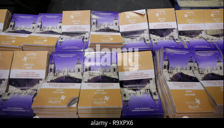 Madrid, Spagna. 28 dicembre, 2018. Mappe di Madrid si trovano pronto per i giovani pellegrini. Circa 15.000 giovani pellegrini provenienti da tutta Europa e oltre sono arrivati a Madrid in Spagna per l annuale Incontro europeo dei giovani di Taizé ecumenico comunità. L incontro di preghiera e di meditazione è tenuta sotto il motto "pellegrinaggio di fiducia sulla terra " per il 41volta quest'anno. Credito: Michael Debets/Pacific Press/Alamy Live News Foto Stock