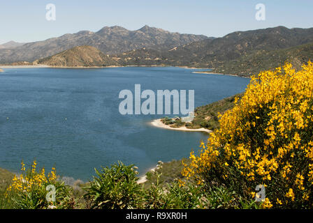 Vista del lago di Silverwood, California da un si affacciano sul bordo del mondo Scenic Byway. Il serbatoio è stato realizzato nel 1971 da Il Cedar Springs Dam. Foto Stock