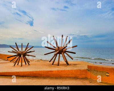 PUERTO VALLARTA, Messico - 30 gennaio 2018 - "Eriza-Dos (permanente sulla fine)" è rustico-cercando la scultura di due ricci di mare, seduto sul Malecon, un promozionale Foto Stock