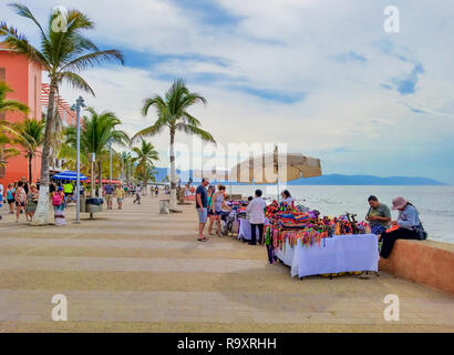 PUERTO VALLARTA, Messico - 30 gennaio 2018 - i turisti a passeggiare e a fare shopping sul Malecon, la passeggiata dall'oceano, in Puerto Vallarta, Messico. Foto Stock