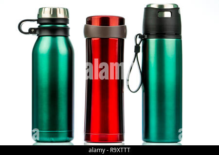 Thermos isolati su sfondo bianco. Caffè o tè biberon riutilizzabili in contenitore. Thermos travel tumbler. Isolato di contenitore di bevande. Rosso e verde Foto Stock