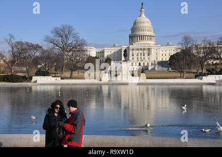 Vista di congelati piscina riflettenti nella parte anteriore del Campidoglio di Washington DC Foto Stock