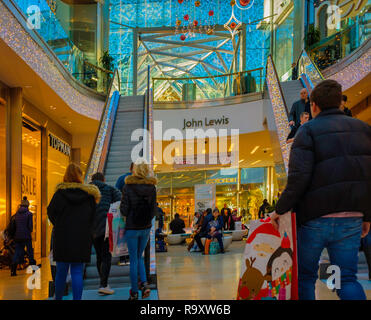 Shopping nel Centro di Highcross a Leicester. Foto Stock