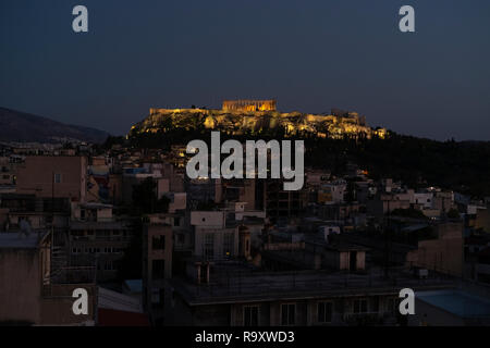 Vista panoramica dello skyline di Atene, Grecia con l'Acropoli illuminata in lontananza nelle tenebre vicine alla caduta notturna Foto Stock