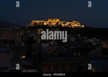 Vista panoramica dello skyline di Atene, Grecia con l'Acropoli illuminata in lontananza nelle tenebre vicine alla caduta notturna Foto Stock