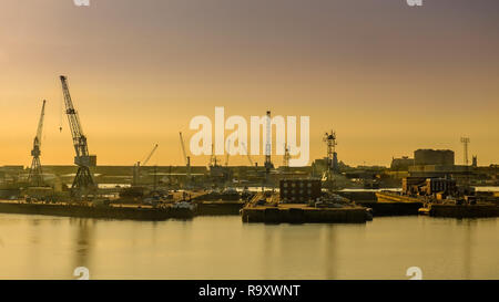 Portsmouth, Inghilterra, vista da un traghetto che arriva al porto di Portsmouth in tarda serata, Regno Unito Foto Stock