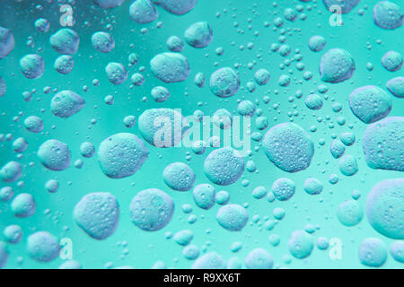 Abstract - olio miscelato in acqua su un grigio e blu sullo sfondo. Fotografato in close up with Shallow DOF. Foto: 12 Novembre 2018 Foto Stock