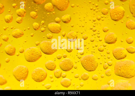 Abstract - olio miscelato in acqua su un giallo e calce sfondo colorato. Fotografato in close up with Shallow DOF. Foto: 12 Novembre 2018 Foto Stock