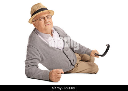 Senior uomo nel dolore sul pavimento isolato su sfondo bianco Foto Stock