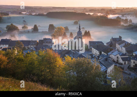 Vista sul villaggio Chassepierre e coperto di brina prati in autunno all'alba, FLORENVILLE, Lussemburgo, Ardenne belghe, la Vallonia, Belgio Foto Stock