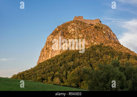 Rovine del Castello medievale de Montségur castello sulla collina al tramonto, roccaforte dei Catari nel dipartimento di Ariège, Occitanie, Francia Foto Stock