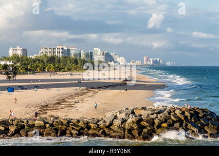 FORT LAUDERDALE, FLORIDA - Dicembre 14, 2015: la vela lontano da Fort Lauderdale è breve, ma scenic, con una bella architettura e una vista del b Foto Stock