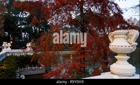 Piscina di acqua, El Retiro Park di notte, Madrid, Spagna Foto Stock