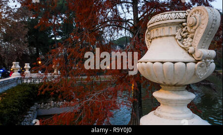 Piscina di acqua, El Retiro Park di notte, Madrid, Spagna Foto Stock