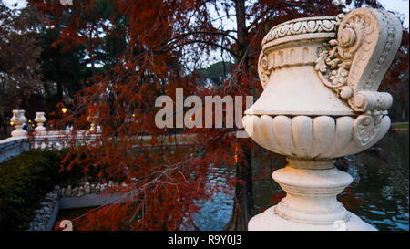 Piscina di acqua, El Retiro Park di notte, Madrid, Spagna Foto Stock