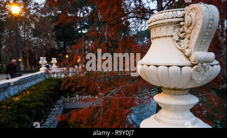 Piscina di acqua, El Retiro Park di notte, Madrid, Spagna Foto Stock