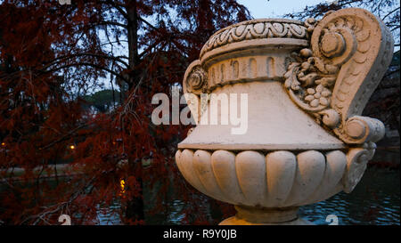 Piscina di acqua, El Retiro Park di notte, Madrid, Spagna Foto Stock