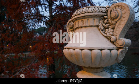 Piscina di acqua, El Retiro Park di notte, Madrid, Spagna Foto Stock