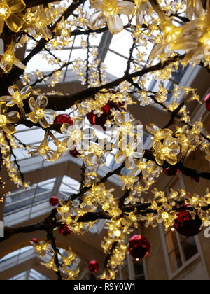 Le decorazioni di Natale in Burlington Arcade, Piccadilly, Londra, Inghilterra. Foto Stock