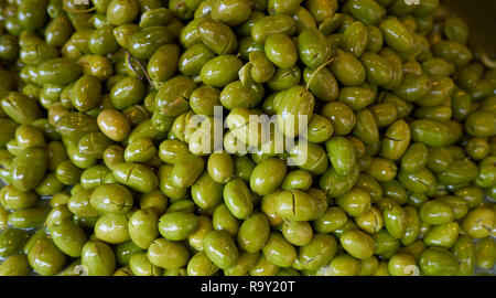 Le olive in un mercato all'aperto sottaceti Foto Stock