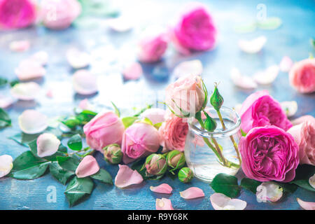 Peonia Rosa Rose, petali e foglie su un umido sullo sfondo delle piogge nella luce del mattino. Intestazione della molla con spazio di copia Foto Stock