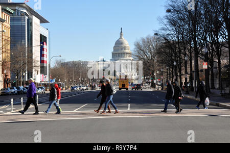 Vista del Campidoglio degli Stati Uniti e Newseum, Pennsylvania Avenue a Washington DC Foto Stock