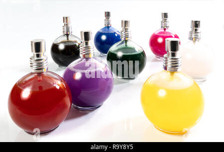 Alcune bottiglie di vetro contenenti liquido colorato Foto Stock