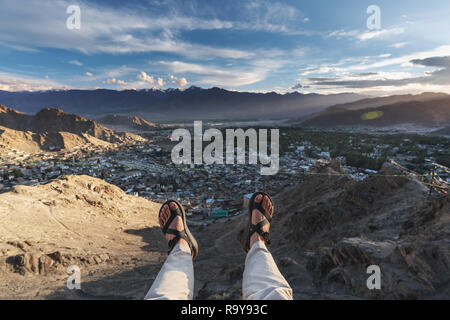 Un uomo felice godendo di antenna di bella vista del paesaggio punto nella città di Leh, nella regione del Ladakh, India. Lo stile di vita di viaggio e felice vacanza vacanze Foto Stock