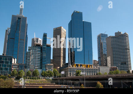 Torri di uffici nella parte orientale di CBD sono visto da Birrarung Marr park, Melbourne, Australia, Dicembre 2018 Foto Stock