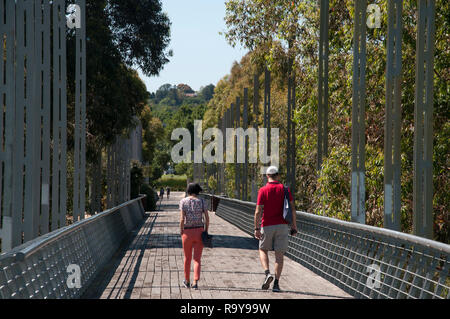 Ponte pedonale a Birrarung Marr, un inner-city park tra il quartiere centrale degli affari e il fiume Yarra a Melbourne, Australia. Foto Stock