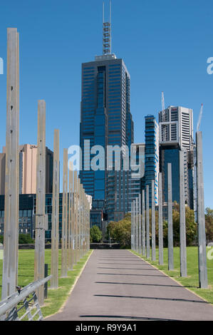 Torri di uffici su Flinders Street, visto da Birrarung Marr park, Melbourne, Australia, Dicembre 2018 Foto Stock