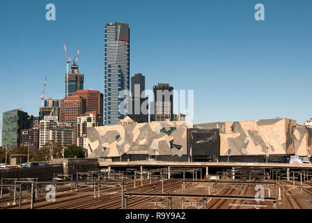 Trascurata dai 297 metri di Eureka Tower su Southbank, Federation Square complesso e il CBD sono visto da Birrarung Marr park, Melbourne Foto Stock