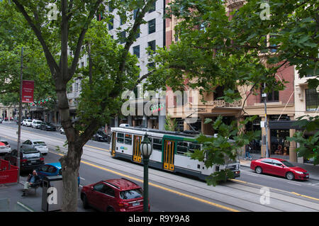Una vettura tranviaria capi in discesa sulla prestigiosa Collins Street, a est di Swanston Street, Melbourne, Australia, visto da Collins Street Chiesa battista. Foto Stock