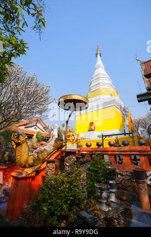 Pagoda Bianca Wat Phra That Doi appendere Bat,luogo santo.Divieto Thi distretto, Lamphun provincia della Thailandia. Foto Stock