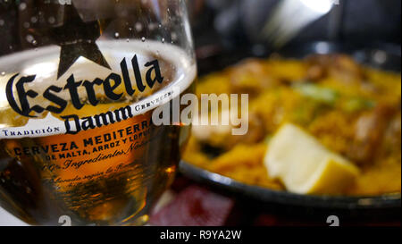 La paella piastra su un ristorante tavolo, Madrid, Spagna Foto Stock