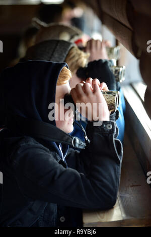 I giovani per il bird watching in Rye Harbour riserva naturale, East Sussex, Regno Unito Foto Stock