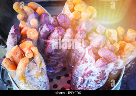 Filo cotto a vapore la patata dolce / viola e filati di colore giallo sul sistema di cottura a vapore in cibo di strada messa a fuoco selettiva Foto Stock