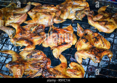 Quaglie alla griglia sulla griglia marinati / di Quaglie arrosto bird per cibi cotti Foto Stock