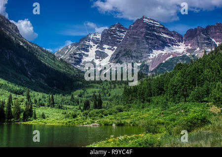 Majestic Maroon Bells picchi e Maroon Lake in una giornata di sole e cielo blu in estate vicino a Aspen Colorado Foto Stock