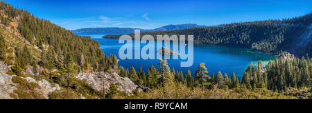 Incredibile vista panoramica della baia di smeraldo e Fannette Island da una scenografica si affacciano a Emerald Bay State Park, South Lake Tahoe, California Foto Stock