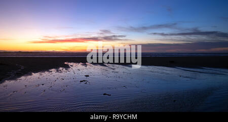 Tramonto su Santa Clara fiume di marea di efflusso Oceano Pacifico a McGrath parco dello Stato sulla California Gold Coast ad Ventura - Stati Uniti Foto Stock