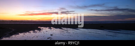 Tramonto su Santa Clara fiume di marea di efflusso Oceano Pacifico a McGrath parco dello Stato sulla California Gold Coast ad Ventura - Stati Uniti Foto Stock