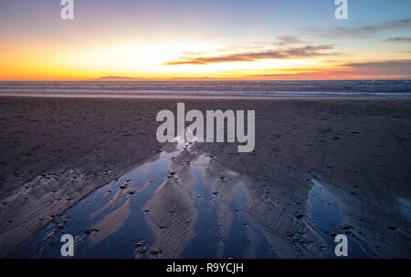 Tramonto su Santa Clara fiume di marea di efflusso Oceano Pacifico a McGrath parco dello Stato sulla California Gold Coast ad Ventura - Stati Uniti Foto Stock