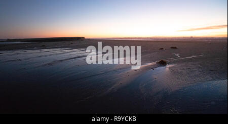 Tramonto su Santa Clara fiume di marea di efflusso Oceano Pacifico a McGrath parco dello Stato sulla California Gold Coast ad Ventura - Stati Uniti Foto Stock