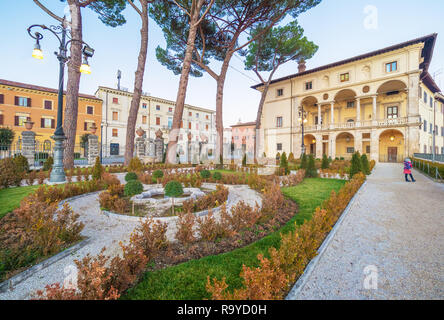 Rieti (Italia) - Il centro storico della Sabina il capitale provinciale, sotto il Monte Terminillo con neve e attraversata dal fiume Velino. Foto Stock