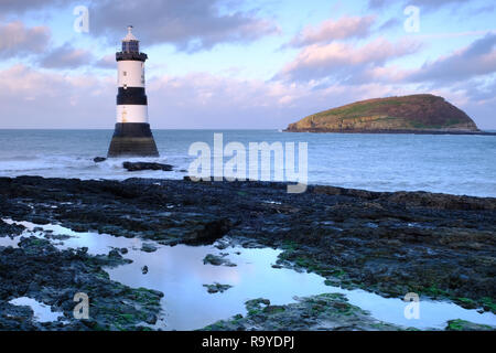 Faro Penmon, Anglesey, al crepuscolo Foto Stock