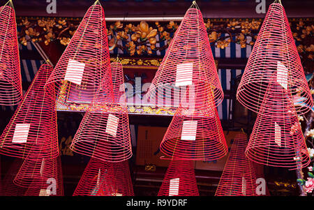 Incenso a spirale bruciatori ad un tempio in Vietnam Foto Stock