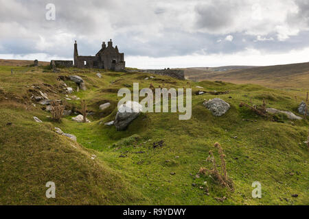 Le rovine di un antico maniero con i resti di un broch davanti sulle isole Shetland, Yell Foto Stock